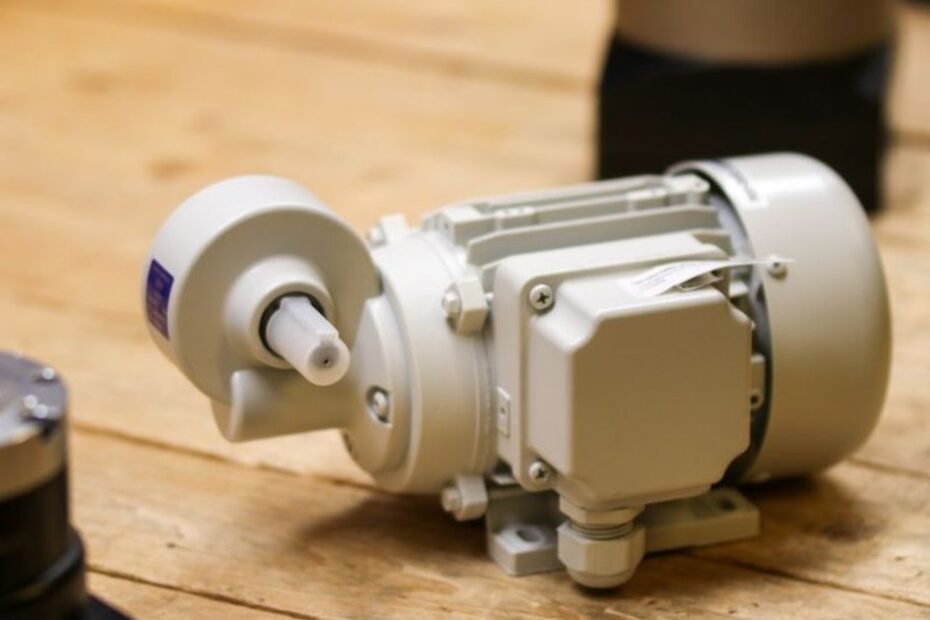 Trójfazowy silnik indukcyjny z przekładnią i skrzynką zaciskową na warsztatowym blacie